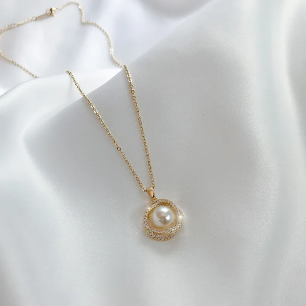 Winding Clover Zircon Exquisite Pearl Necklace